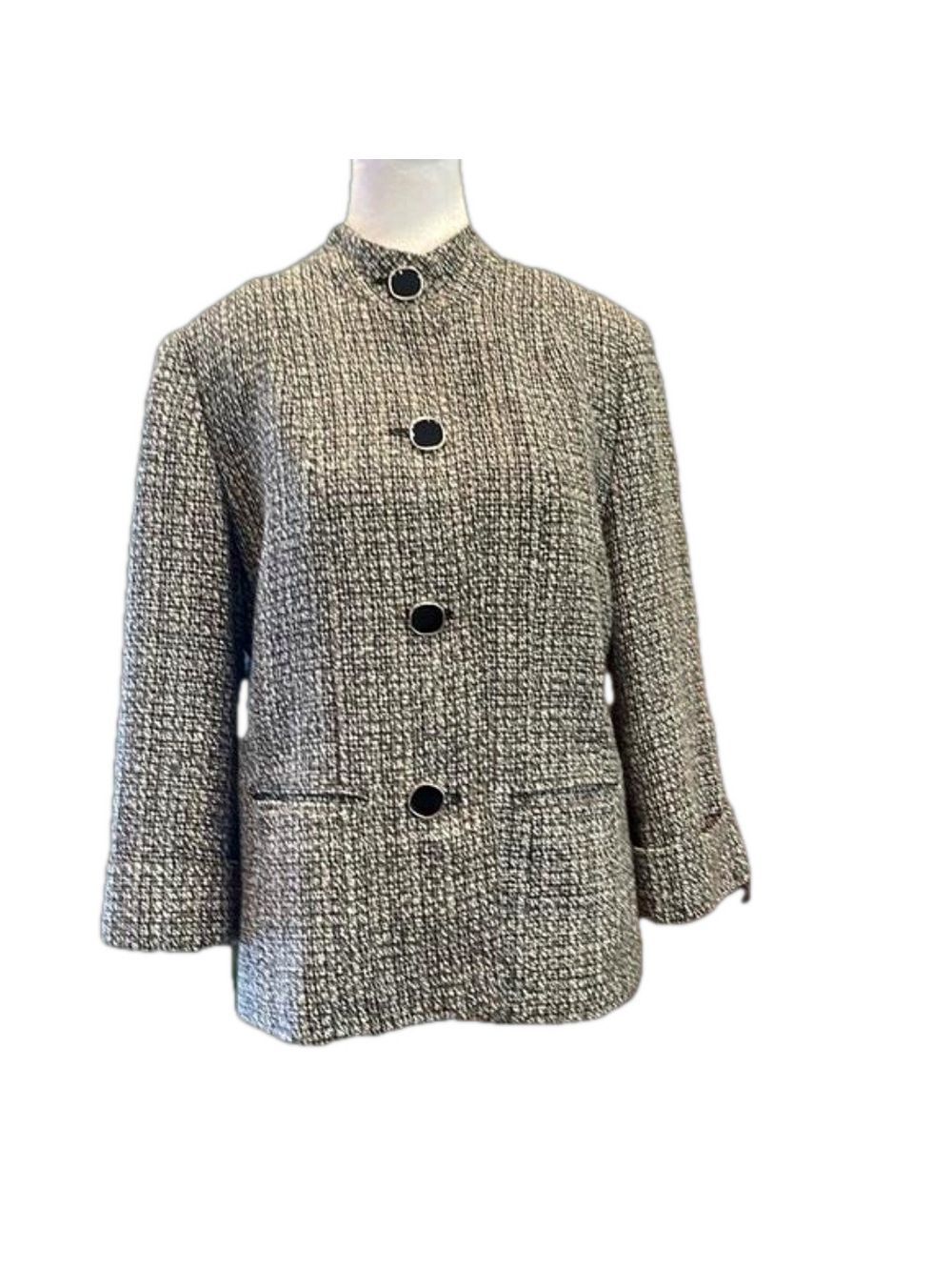 JM Collection sz 8 vintage 4 buttoned lined jacket with pockets and cuffs.